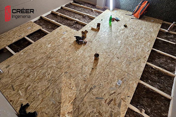 Estrutura de piso em OSB instalada em obra de remodelação residencial