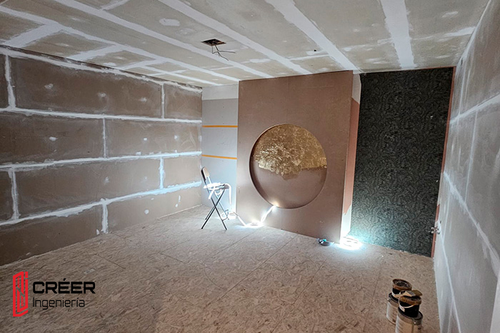 Execução de paredes em gesso cartonado durante obra de reabilitação em Coimbra