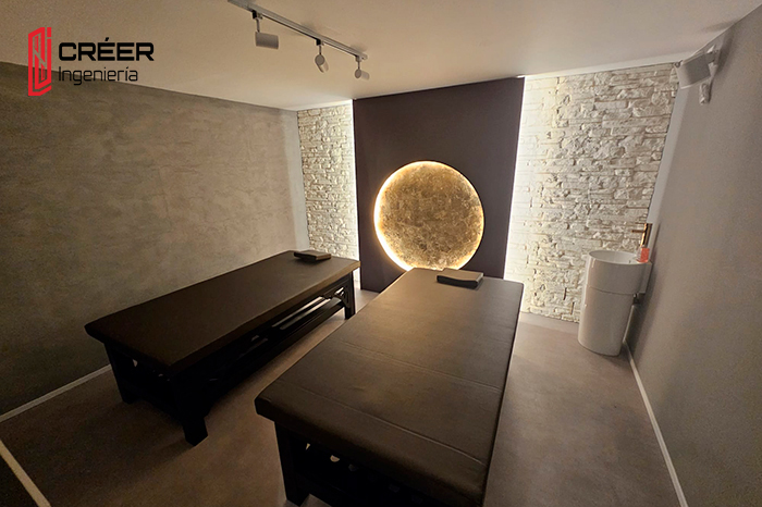 Sala de massagem com iluminação decorativa — projeto de interiores em Portugal